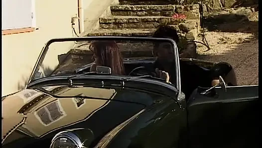 Olgun esmer azgın adam tarafından açık havada parmaklanıyor ve sikiliyor