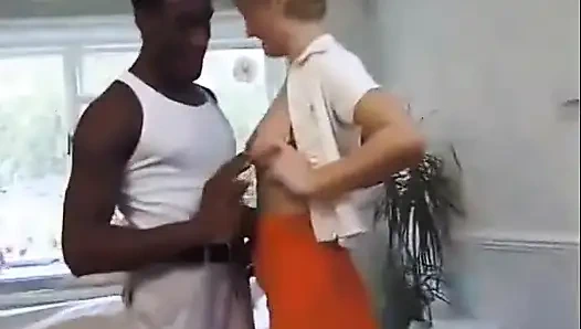 Британские приключения Big Omar: Девушки с задривание баттой