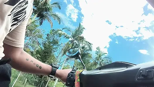 Öffentlicher outdoor-fick mit meinem bbc-stier und er fickt mich auf meinem motorrad