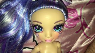 Éjaculation sur la poupée de pom-pom girl violette arc-en-ciel 2