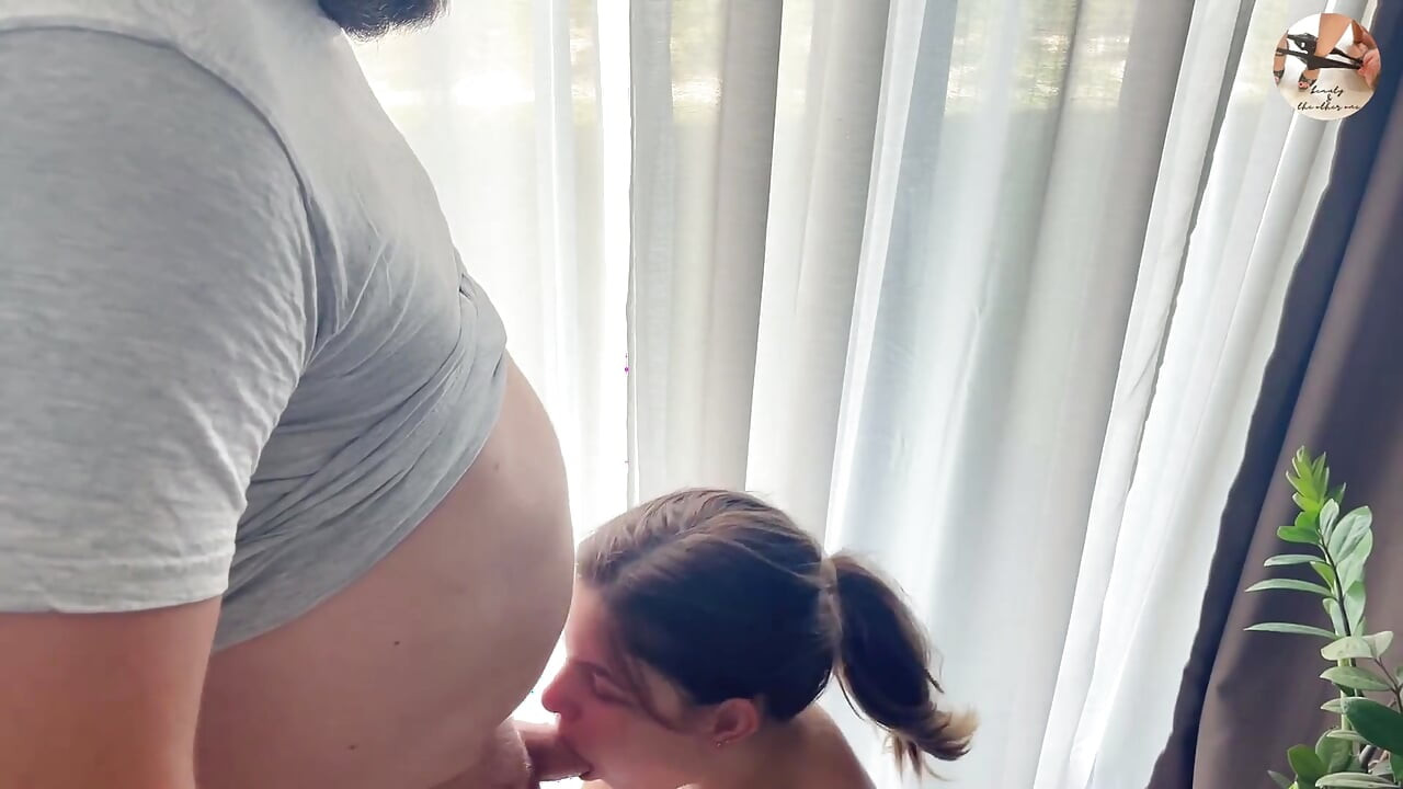 อมควยและหน้าข้างหน้าต่างให้เพื่อนบ้านดู