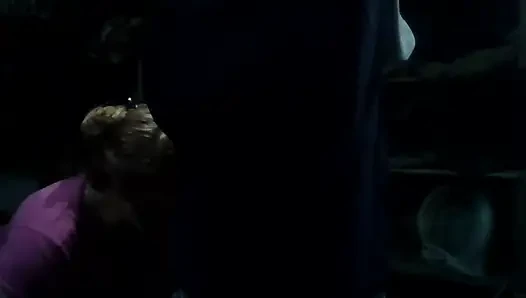 Cewek itu nyepong kontolku di malam hari sambil aku merekamku