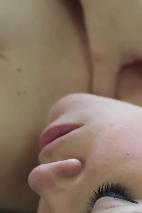 Americká kráska Lucie Bee si ho vytírá