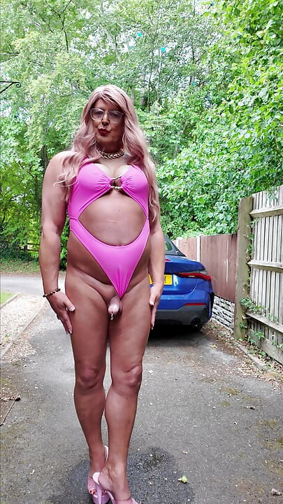 Sexy travestiet Kellycd2022 in mijn sexy roze badpak en hakken