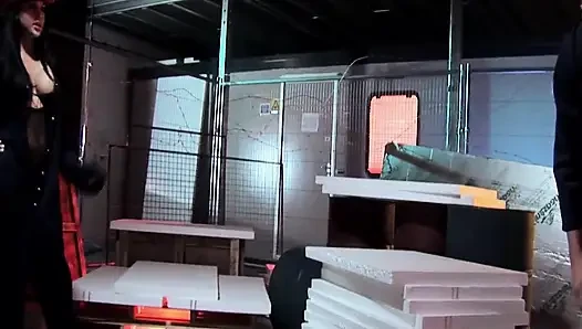 Ateşli işler sahne 2_a şehvetli ve seksi esmer tanga giyerken kaslı bir inşaat işçisiyle seks yapıyor.