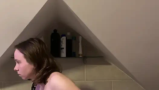 Разделась в ванной