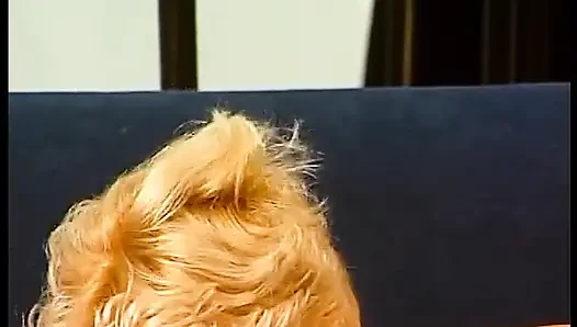 İki muhteşem sarışın hatun birbirlerinin ıslak amını oynuyor