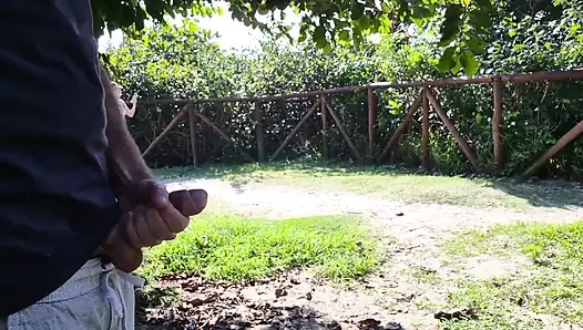 Handjob berisiko untuk hottie di taman!