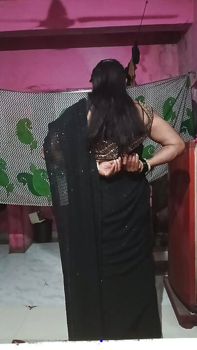 Madhuri bhabhi apni gand me do egg dalikali sari pehenkar