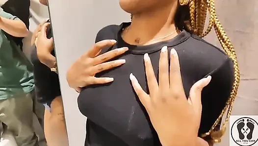 Gerçek çift soyunma odasında zenci seksi kıyafetlerini deniyor.