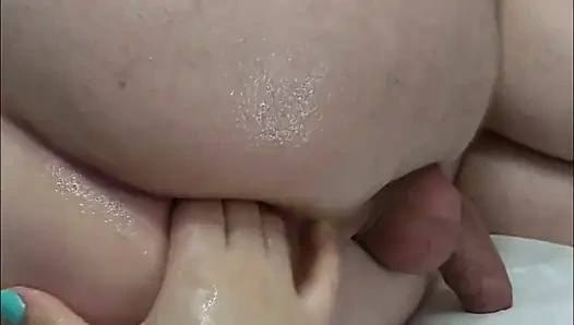 Meine frau fickt mich mit ihrer faust in den arsch. First-Person-video zu hause.domina. POV