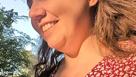 Рискованный сквирт на улице