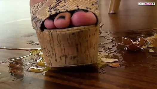 Kokan ayaklarımla ayak fetişi; ıslanıyor