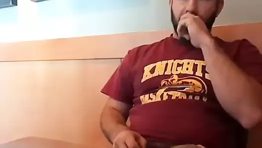Hermano barbudo se masturba en una cafetería