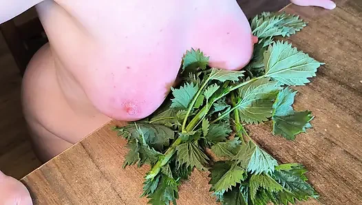 Isırgan otu içindeki çıplak memeler - sonra sert vurdu