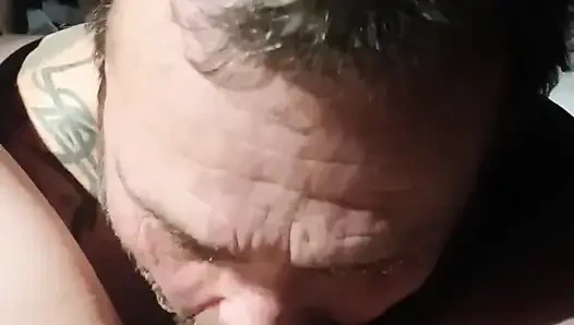 Satin-dame liebt es, wenn jrock diese muschi isst