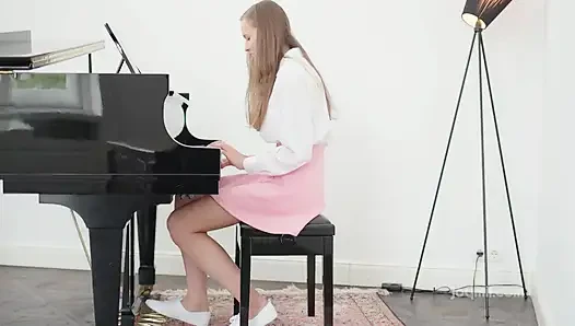 Joymii - Stacy piyano dersi sırasında müzik öğretmenini baştan çıkarıyor ve ateşli dölleme sona eriyor