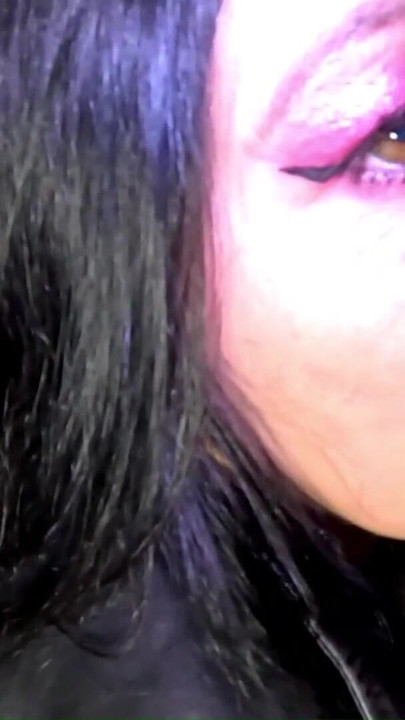 Kırmızı dantelli sigara içen orta yaşlı seksi kadın, derin yüz sikişi ve deri ceketime boşalma | Klip 1