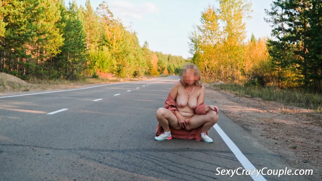 热辣熟女Tiffany在马路上裸体走路，并在路边的车里舔阴