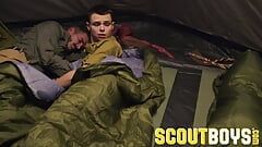 ScoutBoys, Oliver James et Bud se faufilent sous une tente sans capote