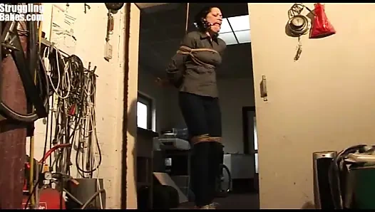 Steffi болтает на веревке с тугом кляпом-шариком