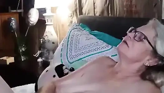 Сексуальная толстушка делает обнаженную йогу, затем!