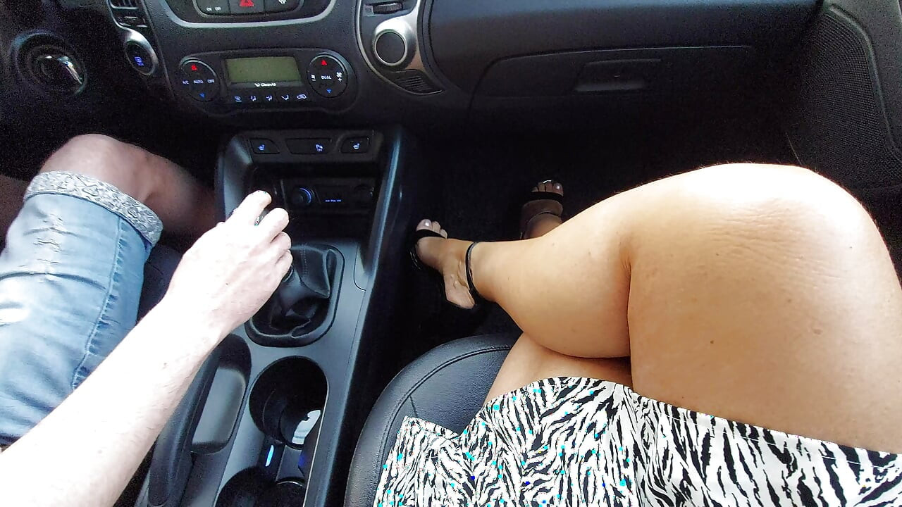 Καυτή Milf παραγγέλνει ταξί το πρωί για να πάει στο γραφείο