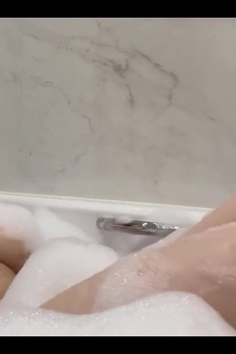 Prskanje i masturbacija u kupatilu sa puno balon kupanja