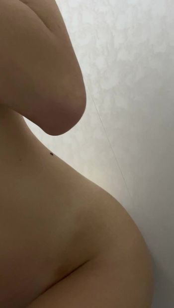Sexy meisje plaagt naakt lichaam in de badkamer