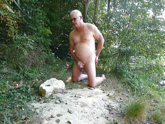 Lopette Annie naked outside