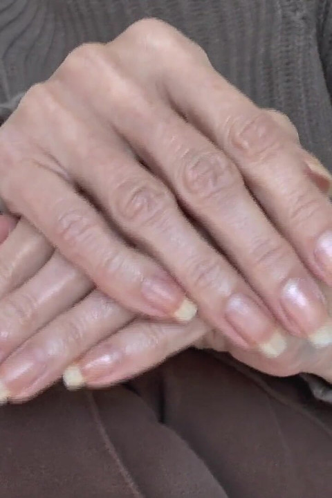 Prirodni dugi nokti, srednji prst i pucketanje prstima, JOI, Lady Victoria Valente