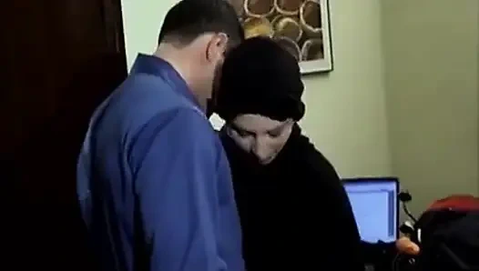 Olgun esmerin götü damlayan rosebud sarkması ile genişliyor