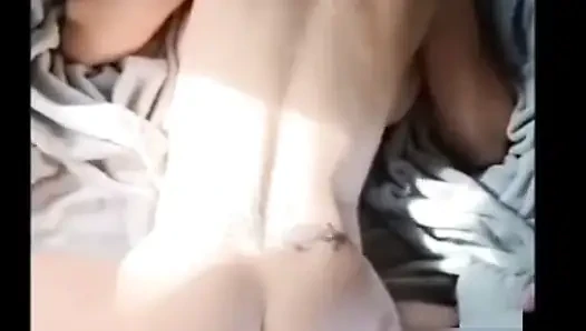 Ей это нравится, она обожает это, она хочет больше этого, это огромный 10-дюймовый член в ее сладкой тугой маленькой красивой киске