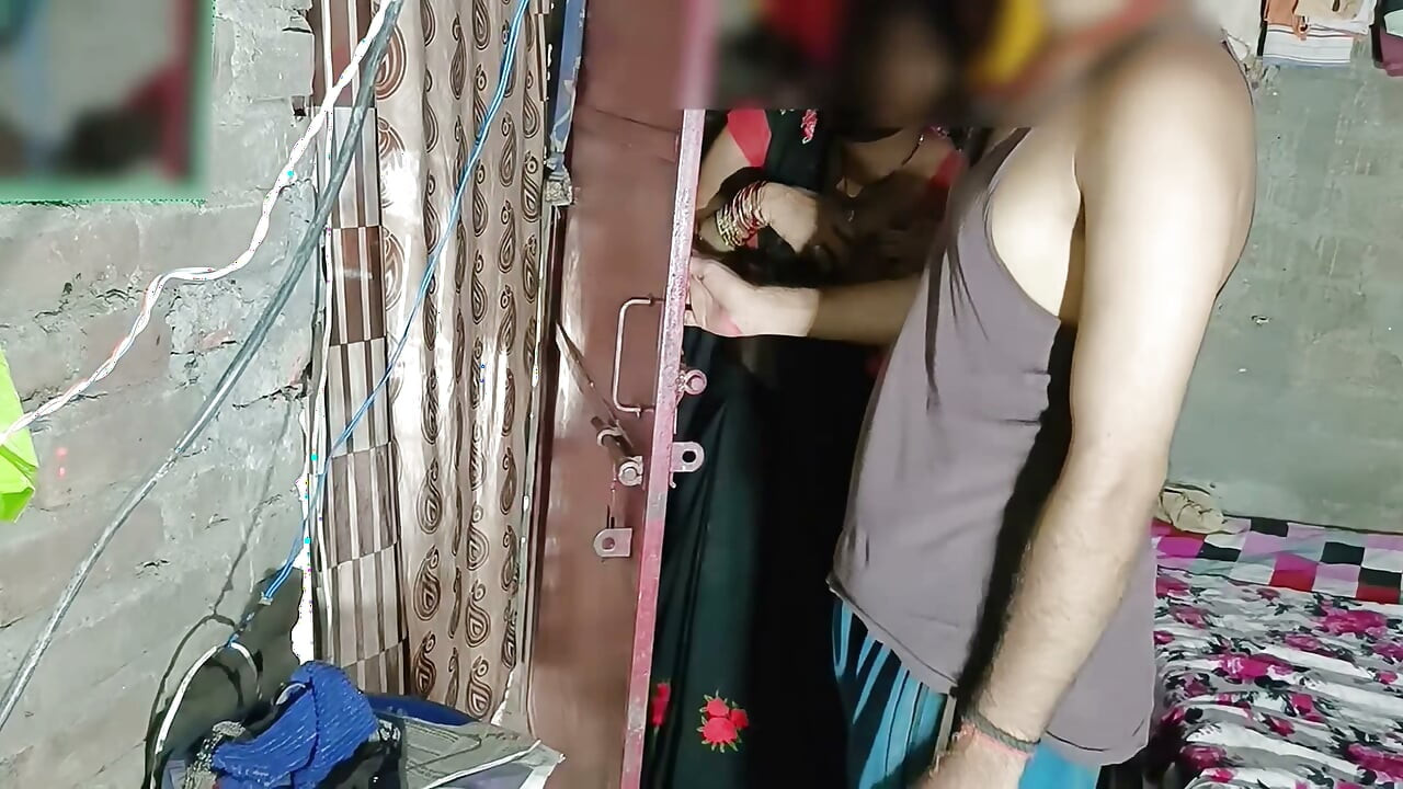 Sexo secreto em plena luz do dia, o cunhado entrou no quarto da cunhada e convenceu-a, depois chupou-lhe os mamilos, escolheu a cunhada, a cunhada pousou o músculo e levantou-se para o médico.