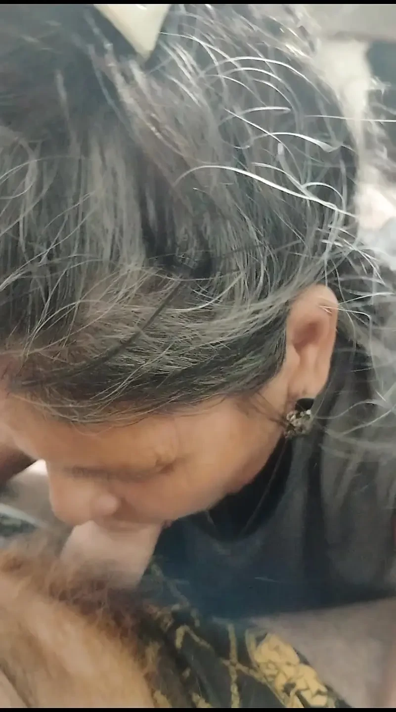 Abuela nudista y mamadora