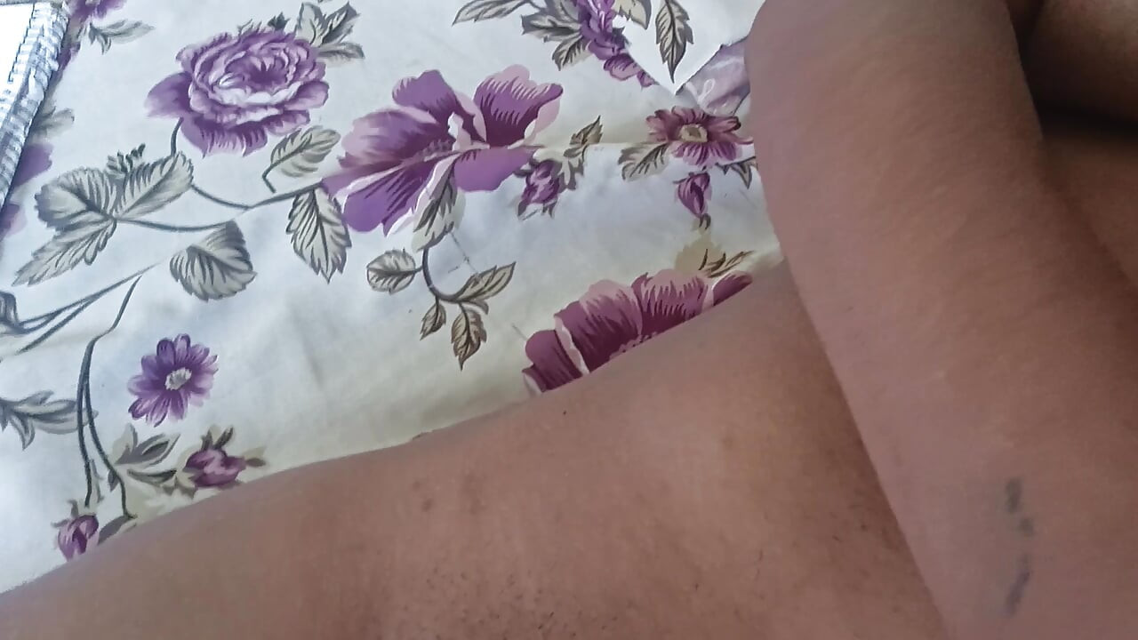 Freches mädchen mit einem gefährlichen geheimnis, dieses kleine necken ist nur für dich, dieses kleine necken ist nur für dich