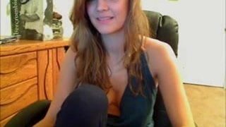 Une bombasse sexy se masturbe devant la webcam