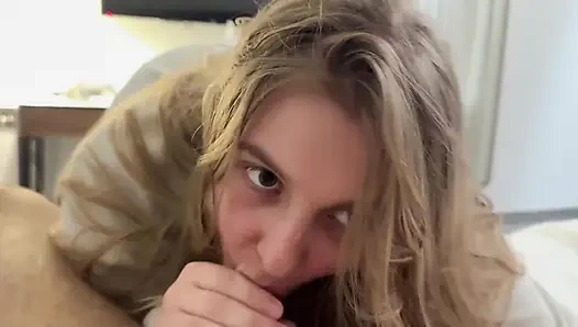 Büyük yaraklı bir kurye jucie porno aktrisini sikiyor ve amına boşalıyor