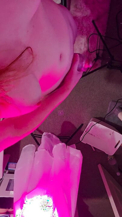 Pequeña Polla Pelirroja Travesti Masturbándose Y Corriéndose Una Enorme Carga