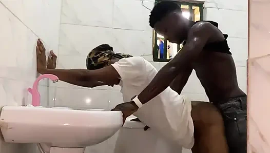 Musa ngentot ganas pembantunya di kamar mandi