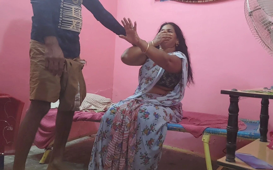 继母带食物吃继子, 我抓住了她并与她发生性关系