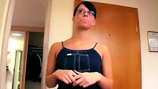 Зияющую мокрую киску широко растянули пальцы