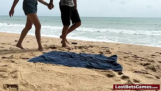 Azgın bir çift plajda striptiz tic tac toe oynuyor