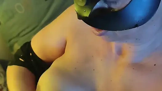 Cewek dominan ini lagi asik ngocok dan nyepong kontol, dia crot di toket majikannya! Tembakan air mani di payudara besar!