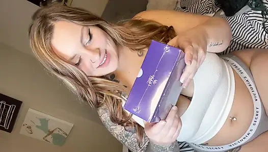 Büyük iç çamaşırı ve oyuncak deniyor ve sikişmeyi deniyor