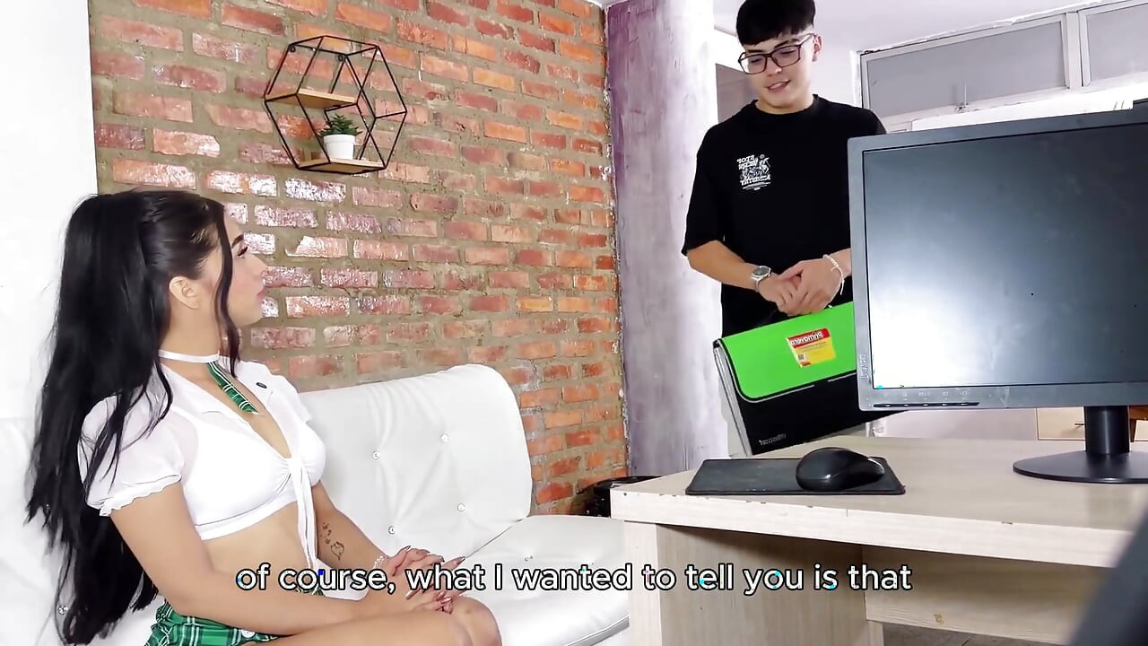 Que incrível! Eu deixei meu instrutor encher minha bunda com leite para passar o assunto