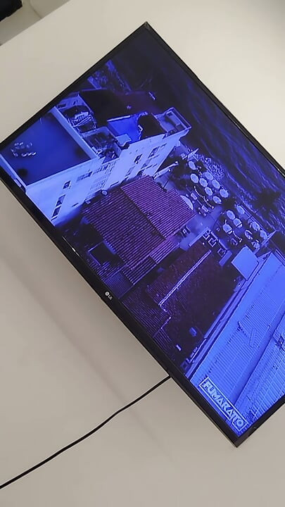 לטינית צעירה, מעוגלת וקטנה מאוננת ומשתינה במקלחת בזמן שהחבר הזקן שלה מצלם אותה