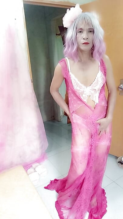 Transgênero Oanh Le usa um vestido sexy e se masturba.