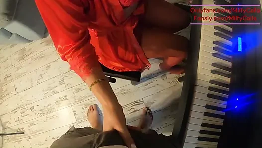 Piyano dersi baştan çıkarma kırmızı iç çamaşırı, derin zevk ve dağınık ağız bitirmek