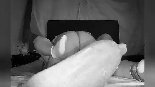 Karımın götünü açıyorum, çığlık atıyor, onu çıkarmamamı istiyor